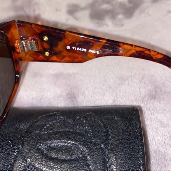 Tortoise frames with the Chanel gold hardware stamped 712429 Paris - Picture 6 of 8